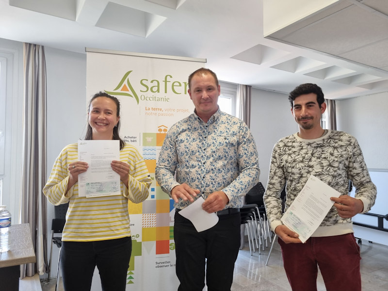 Fond d’aide à l’installation : remise d’un chèque à de jeunes agriculteurs par la Safer Occitanie